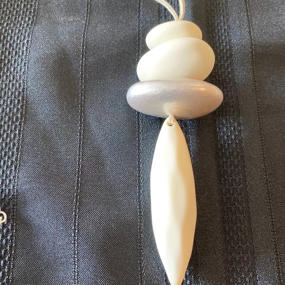 Marla Wynne Cream/Silver tone Adjustable Modern Pendant & Earrings Set - Picture 4 of 11